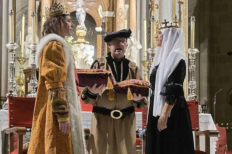 Más de 400 personas han asistido en la Catedral de Almería a la boda que cambió la historia, una con una bula falsa y un novio disfrazado