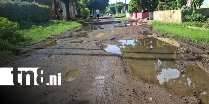 Hedor insoportable por derrame de aguas residuales y calles deterioradas en Valle Sandino