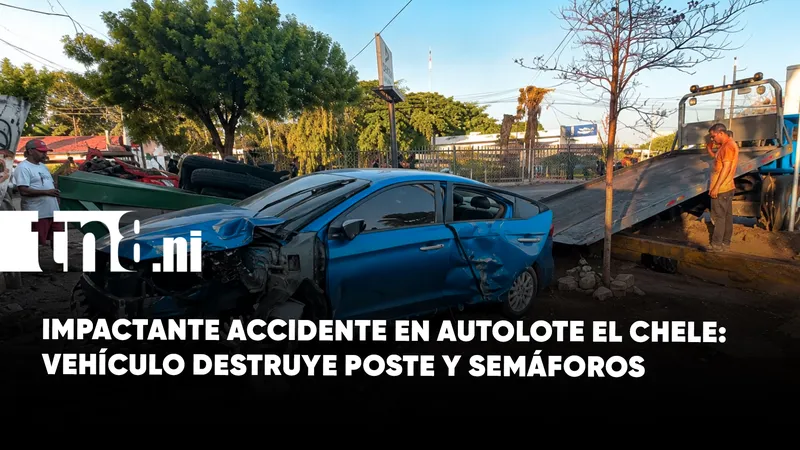 Accidente en autolote El Chele: vehículo pierde el control y derriba poste y semáforos