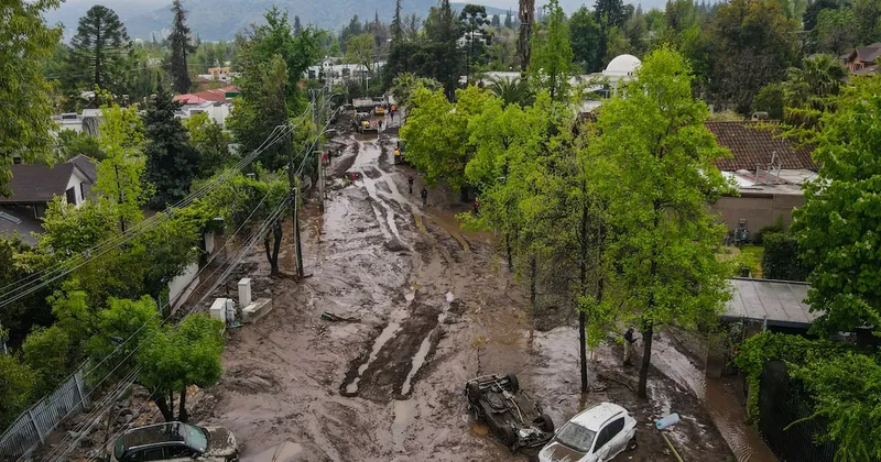 Chile activa alertas por tormentas y granizo en la capital tras recientes deslizamientos