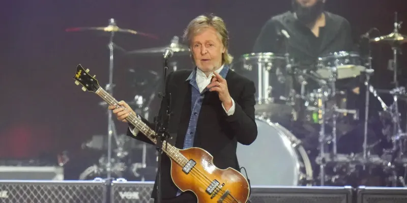 Paul McCartney sorprendió en la boda de Taylor Swift con “I Want to Hold...