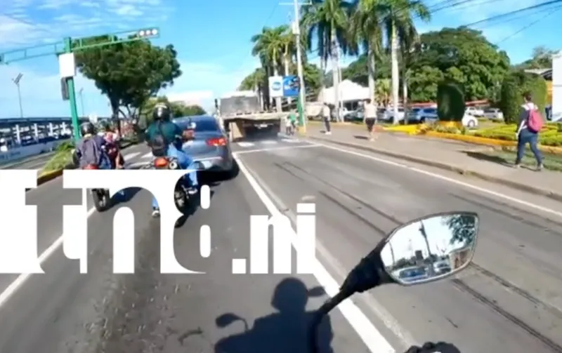 ¡Violento! Furgón irrespeta semáforo y casi atropella a peatones en Carretera Norte