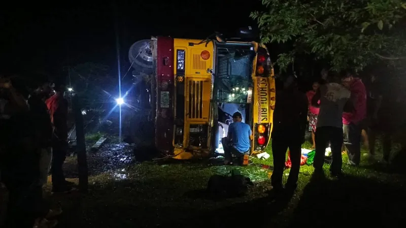 Tres heridos deja vuelco de un bus en Bilwi