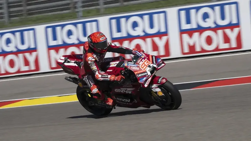 Marc Márquez se corona con un doblete en Sachsenring y ya acosa el liderato MotoGP