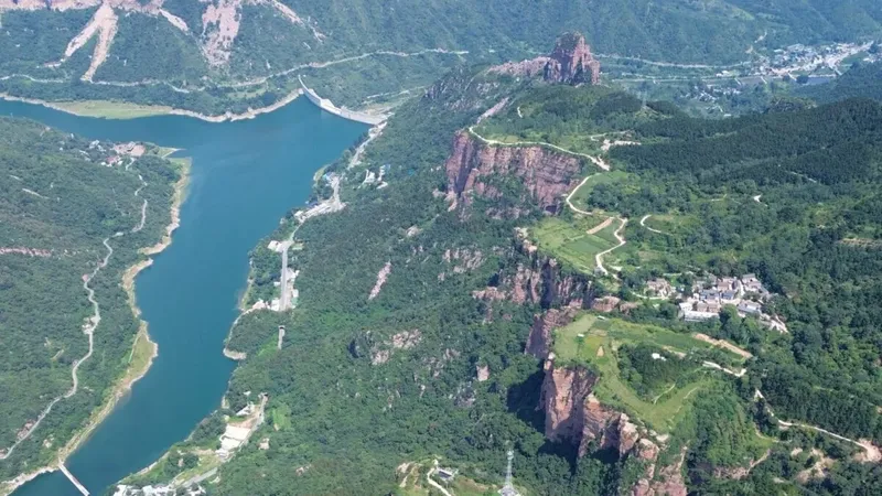 China apuntó 27 espejos a una montaña helada para terminar la presa más alta del mundo: 315 metros