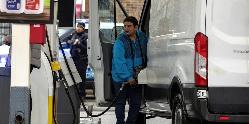 Precio de gasolina en EU ha bajado 86 centavos desde el pico que alcanzó por la guerra en Irán