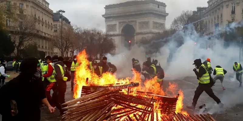 Protestas en París terminan en violentos enfrentamientos con la Policía