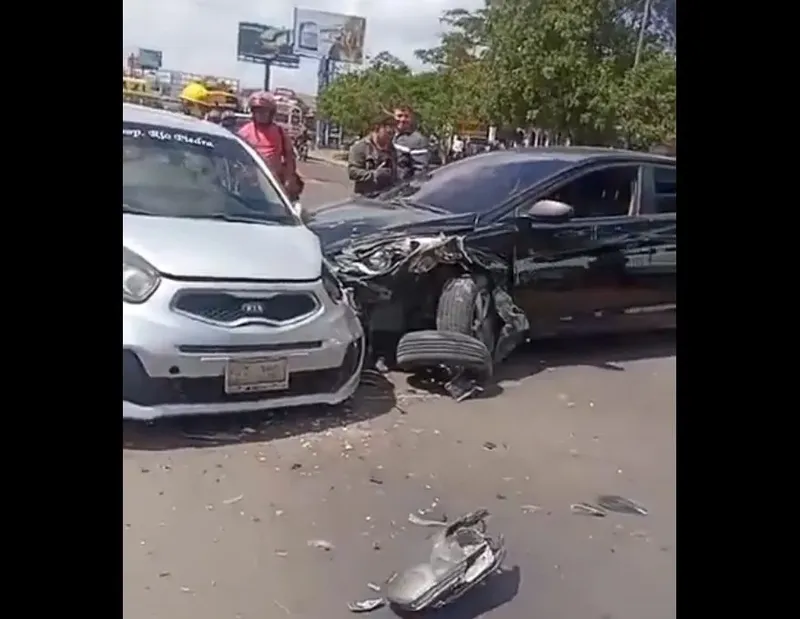 Violenta colisión entre taxi y camioneta deja a un conductor atrapado en Estelí