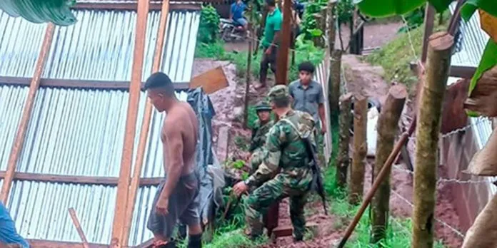 Ejército de Nicaragua evacúa a familias afectadas por deslizamiento en Waslala