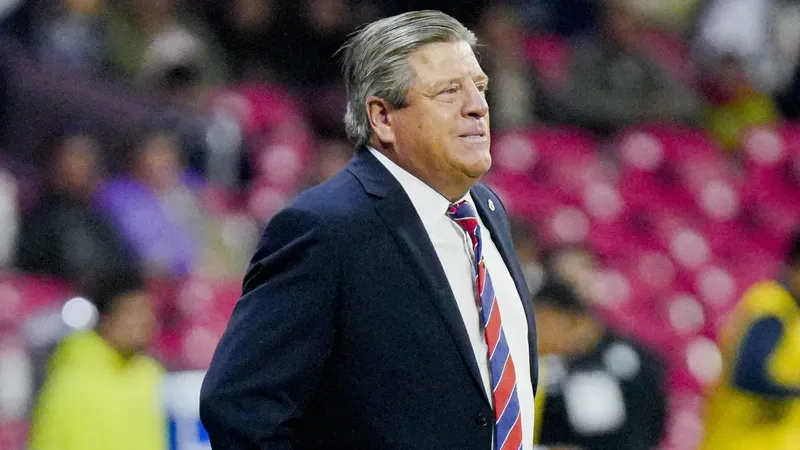 Miguel Herrera abre el paraguas tras su derrota contra el Pachuca