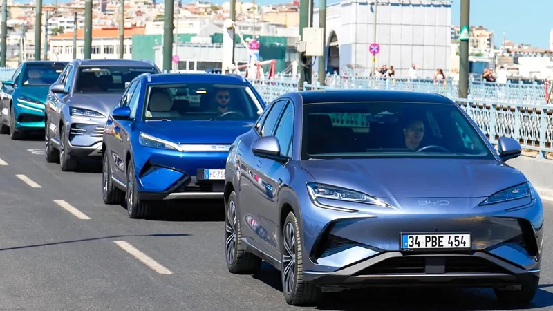 China lanza casi 4 coches al día y 30 al mes: sobrevivirán pocos pero Europa tiene un problema