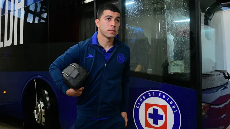Erik Lira reporta con Cruz Azul tras caerse su fichaje con el Mónaco
