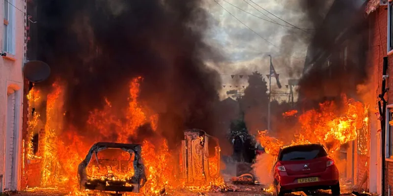 Reino Unido: incendian viviendas y vehículos tras brutal apuñalamiento (VIDEOS)