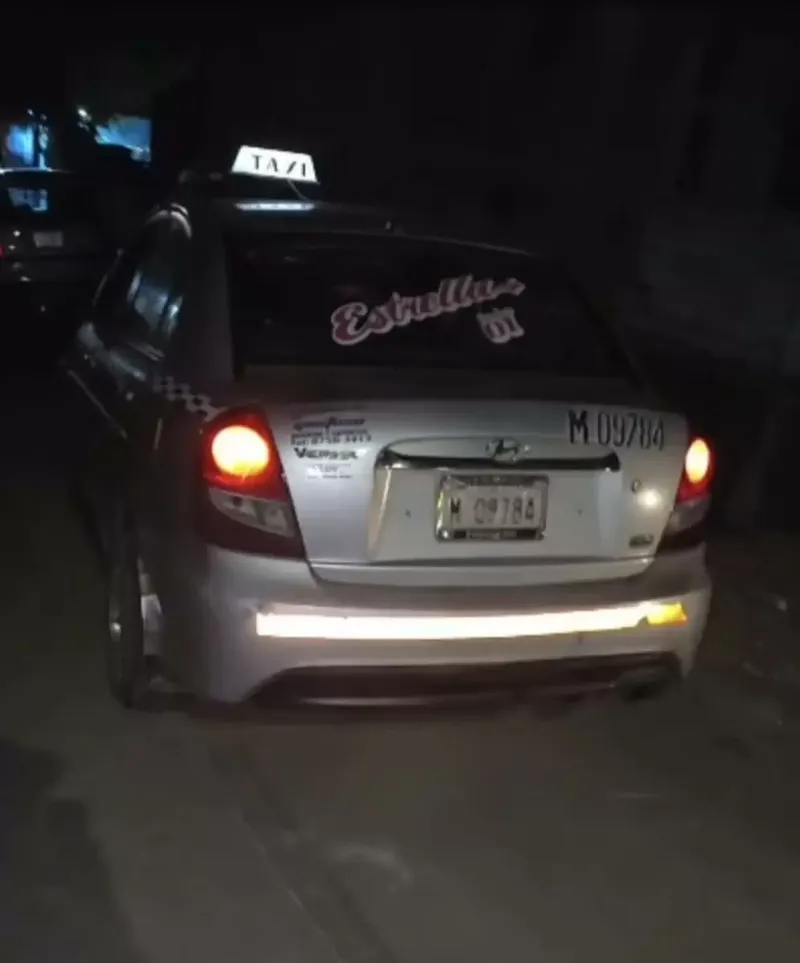 Abandonan taxi en una calle del barrio Waspam Norte, Managua
