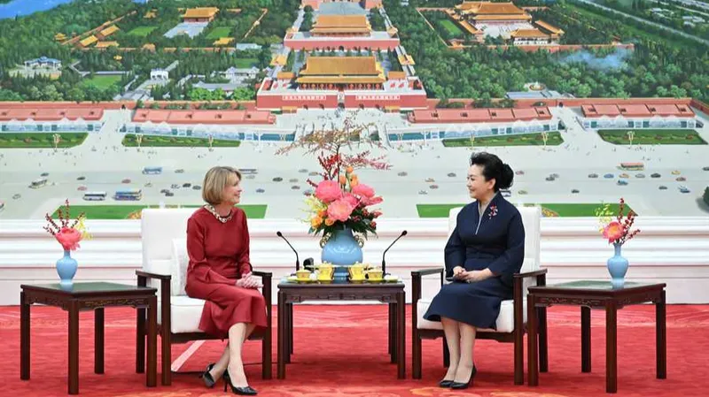 Peng Liyuan comparte un té con la esposa del presidente alemán, Elke Büdenbender