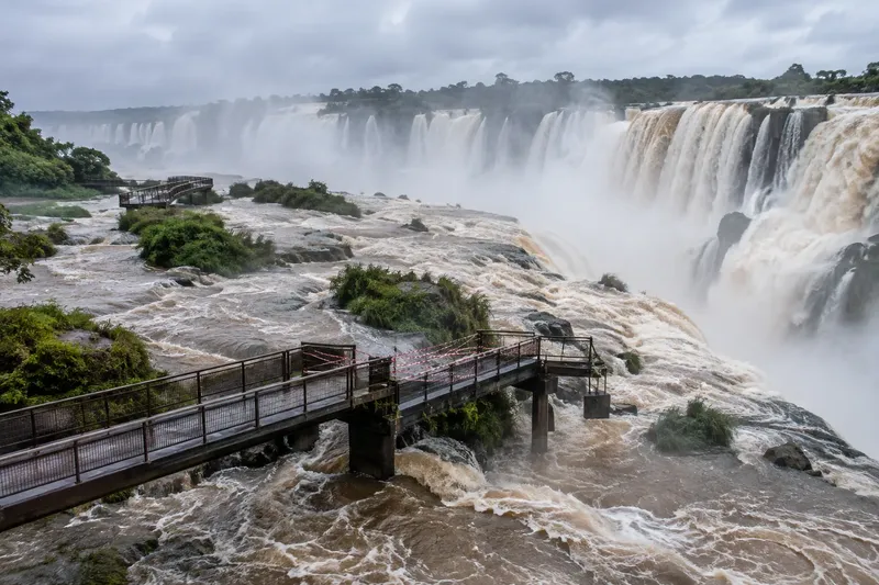El Parque Iguazú cierra circuitos por un caudal récord en las cataratas