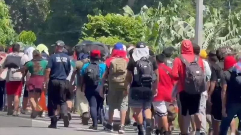 Nueva caravana hondureña entra en México por la frontera sur rumbo a EEUU