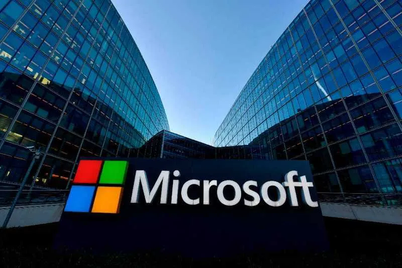 Trump castiga a Microsoft por contratar 6.300 extranjeros mientras despide a 6.000 empleados
