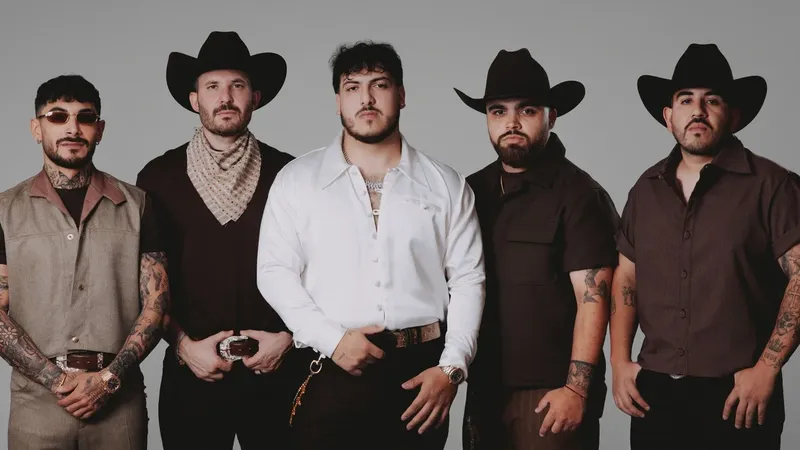 Becky G se une a Carlos Santana en 'Mi Gran Amor', y Grupo Frontera lanza 'Con Dolor'