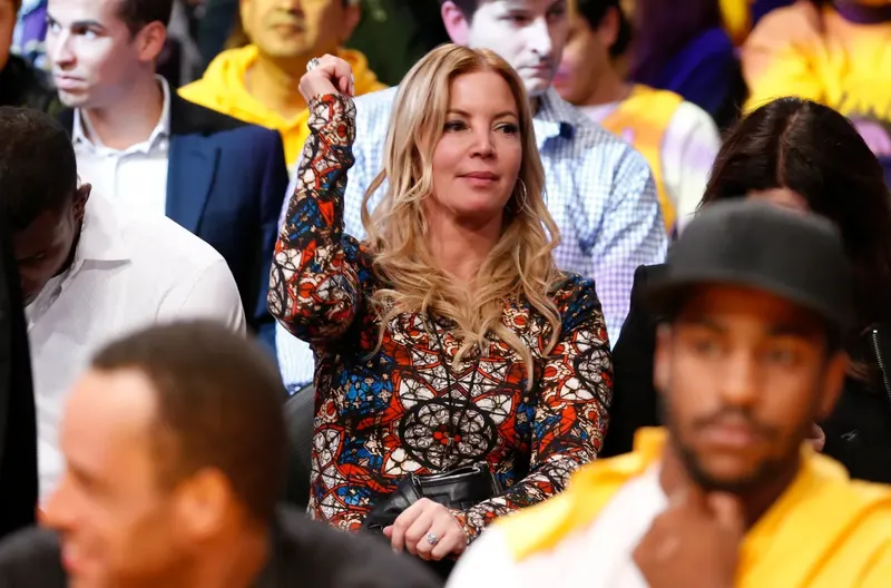 Lakers y la familia Buss se desligan completamente