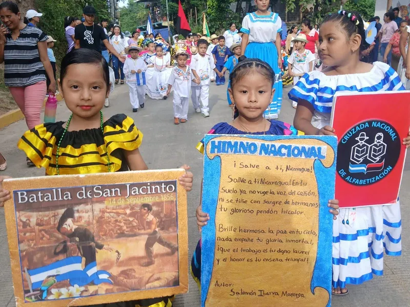 Masaya: estudiantes desfilan en homenaje a la identidad nacional y al huipil