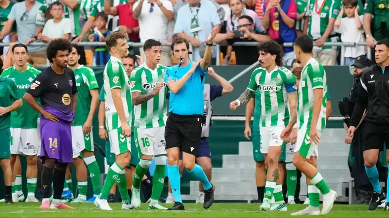 Los audios del VAR del gol anulado al Betis: "Nunca tiene el control de posesión de balón"