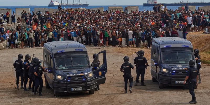 Detienen a 12 migrantes tras ataque contra militares en Ceuta
