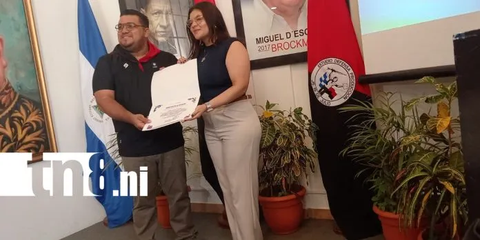 Jóvenes becados reafirman su compromiso con el desarrollo y el servicio al pueblo