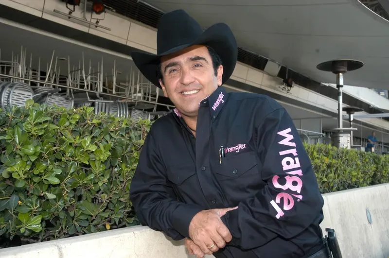 Vicente Fernández Jr. defiende a Ángela Aguilar tras críticas por incluirla en disco tributo a su papá