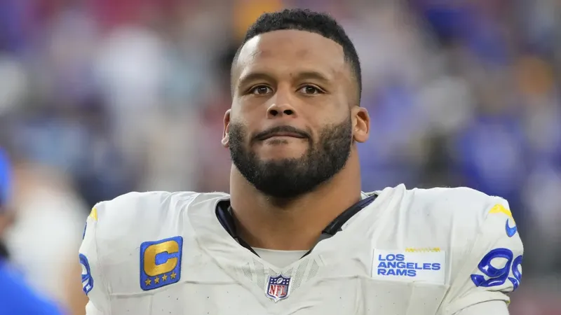 Aaron Donald sale del retiro para volver a jugar con los Rams