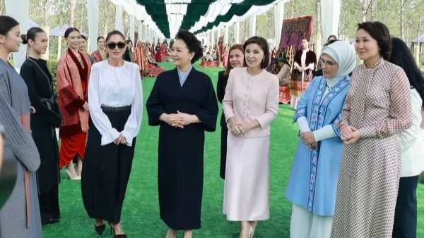 Peng Liyuan asiste a un evento cultural para esposas de los líderes extranjeros en Cumbre de la OCS en Biskek