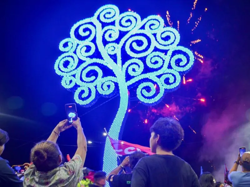 Familias de Wiwilí celebran a la Patria con encendido de Árbol de la Vida