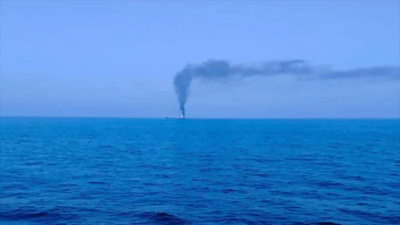 Un buque está a la deriva frente a Omán tras ser alcanzado en Ormuz