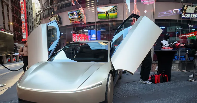 Musk lanza el Cybercab, un auto sin volante ni pedales, mientras las acciones de Tesla acumulan caída de 21% en el año