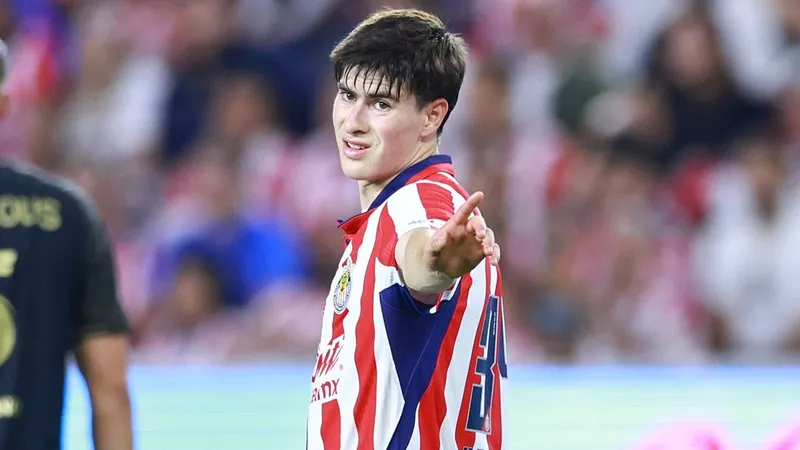 Chivas aprieta al Olympiacos; quiere más por Armando González