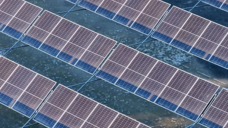 Diseñaron una célula solar para la poca luz que sobrevive a 10 metros bajo el mar: ya cargó baterías de robots submarinos reales