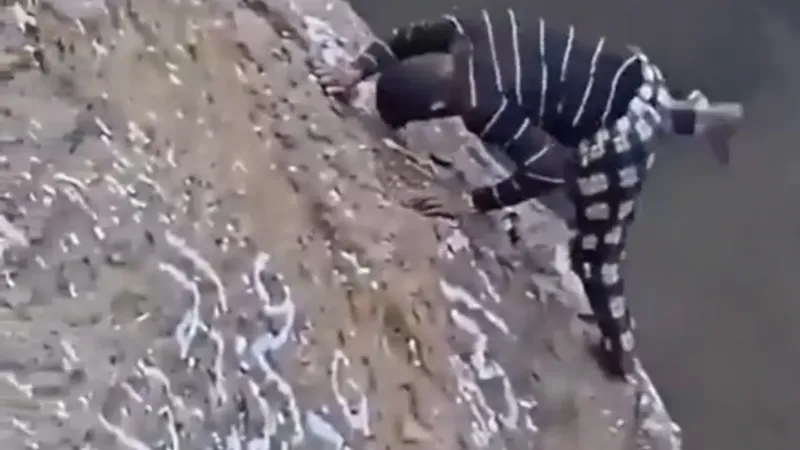 Video|Muere el “Spider-Man del Yemen” tras escalar sin protección y caerse dentro del cráter de un volcán