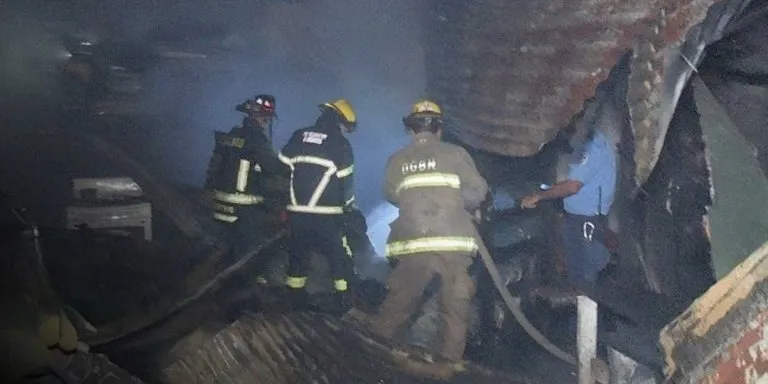 Incendio consume por completo una vivienda y daña dos más en Managua