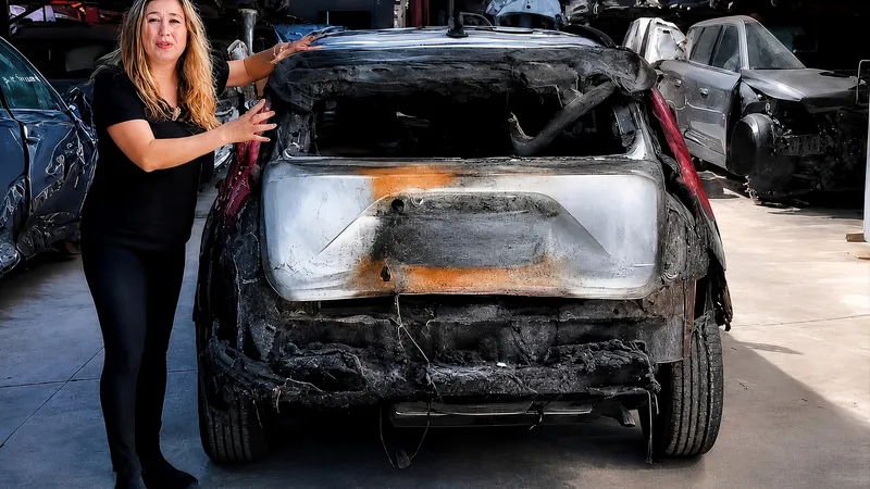 La batería de un coche eléctrico quemado sobrevive al incendio y sorprende a los especialistas de un desguace español
