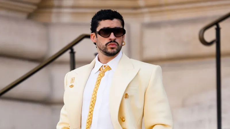 Bad Bunny sorprende tras llegar al desfile de Schiaparelli