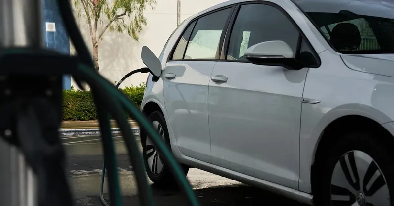 La energía limpia se considera “estructuralmente inmune” a un choque como el de Ormuz