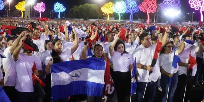 Familias de todo el país participan en el acto central del 47 aniversario de...