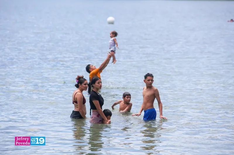 Familias aprovechan el fin de semana para disfrutar de la Laguna de Xiloá