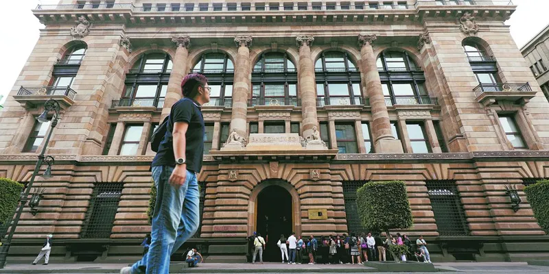 Especialistas disminuyen pronóstico de inflación a 4.20% para 2026: Encuesta Banxico