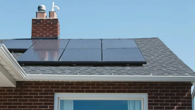 Hicieron falta 30 años para poner paneles solares en 150 millones de casas. Ahora quieren repetirlo en cuatro