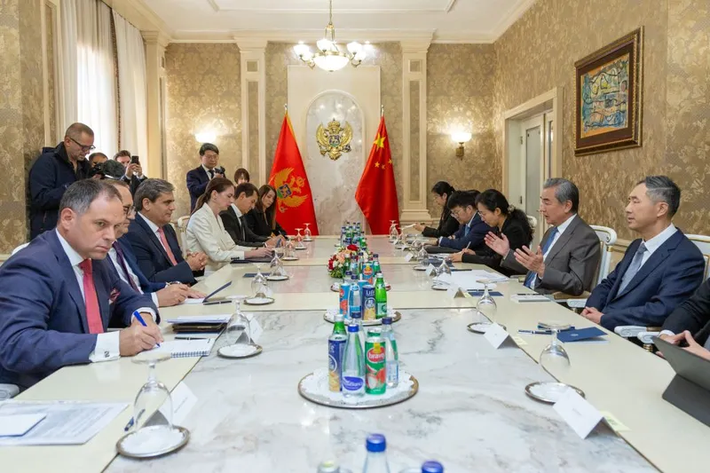 Canciller chino entabla conversaciones con homólogo de Montenegro