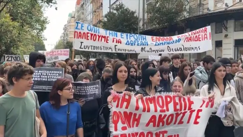 Estudiantes y docentes griegos salen a calles contra crisis educativa