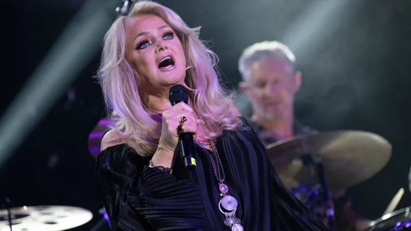 Bonnie Tyler, cantante de ‘Total Eclipse of the Heart’ DESPIERTA del coma, pero se encuentra “muy grave”