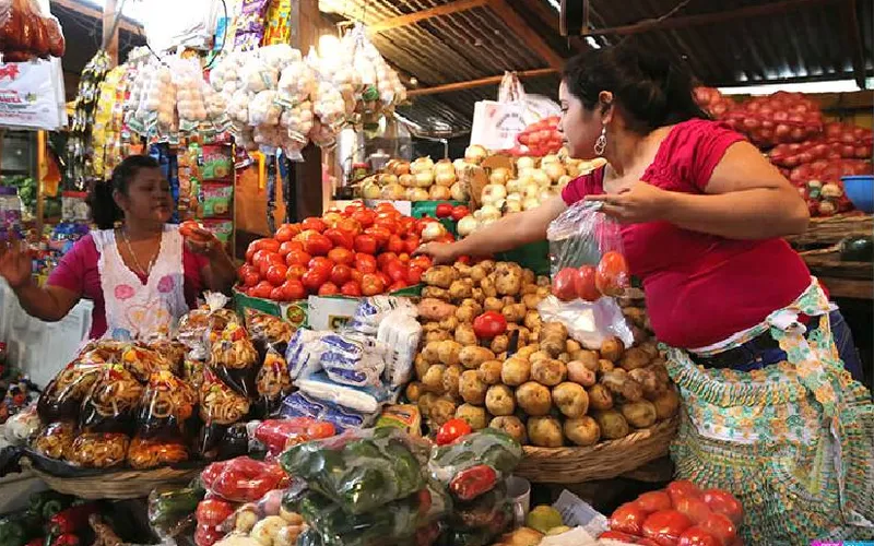 Mercados capitalinos con abastecimiento de productos y precios estables
