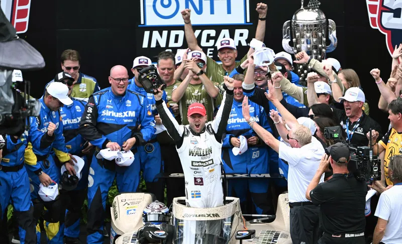 Felix Rosenqvist festejó con todo su victoria soñada en Indy 500